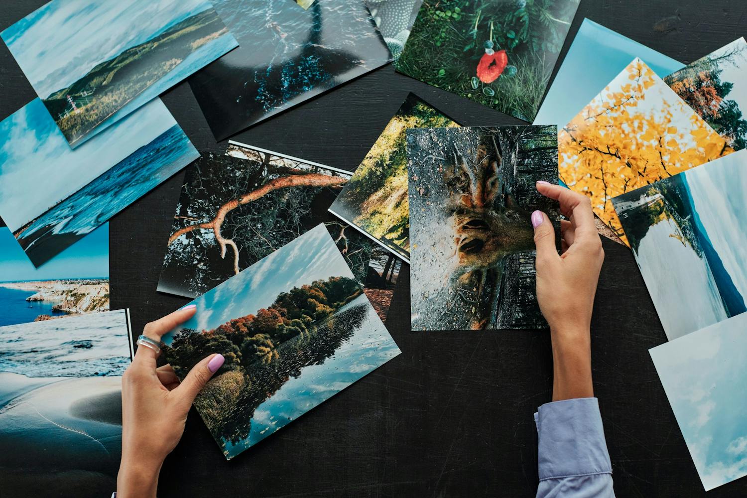 Kasa valokuvatulosteita ja kädet. Kasa valokuvatulosteita ja kädet.